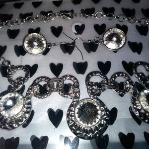 Matching necklace/earrings ser